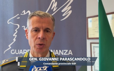 Finanza, arrestato un uomo che si spacciava per un agente. “Temiamo regia più ampia”