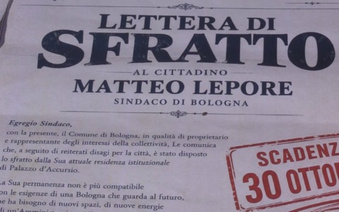 Flash mob dei Cau contro la crisi abitativa, con tanto di “lettera di sfratto” per Lepore