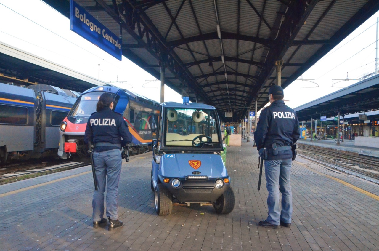 Truffa un’anziana e scappa in treno: fermata dalla polfer, nello zaino nasconde i gioielli rubati