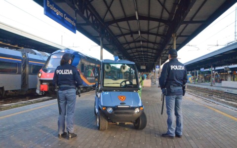 Truffa un’anziana e scappa in treno: fermata dalla polfer, nello zaino nasconde i gioielli rubati