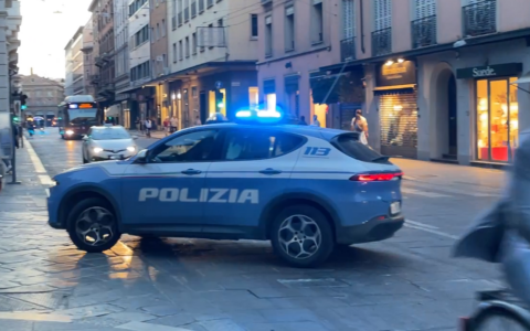 Auto della polizia investe due donne in centro, non sono gravi