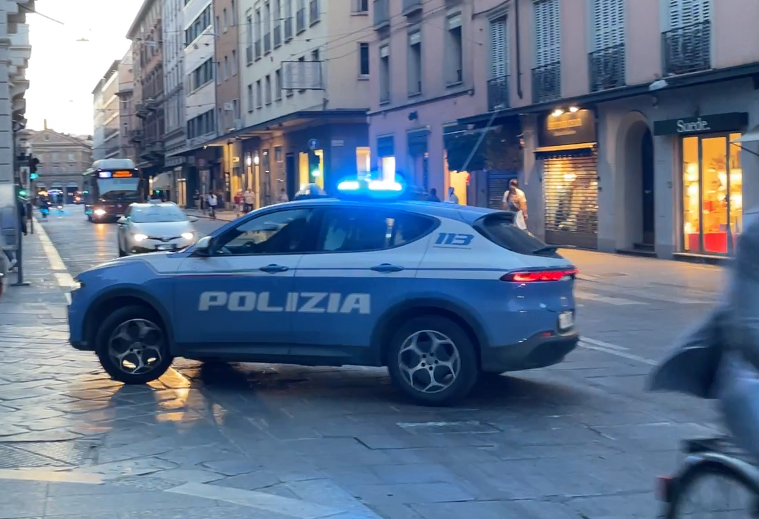 Auto della polizia investe due donne in centro, non sono gravi