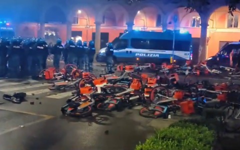 Guerriglia a Bologna, il Comune stima danni per 250mila euro. ‘Per i minorenni pagheranno le famiglie’