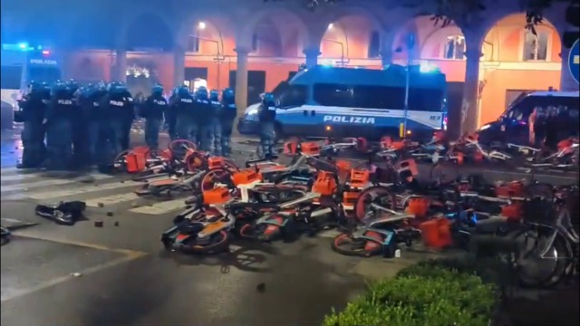 Guerriglia a Bologna, il Comune stima danni per 250mila euro. ‘Per i minorenni pagheranno le famiglie’