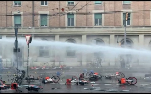 Guerriglia urbana in stazione: immagini choc