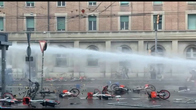 Guerriglia urbana in stazione: immagini choc