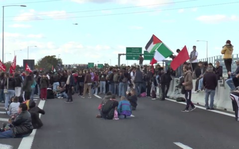 Il corteo contro il carovita blocca tangenziale e autostrada