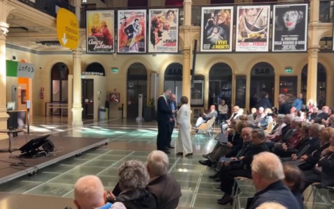 Il sindaco Matteo Lepore ha ricevuto le coppie che hanno festeggiato 50 e 60 anni di matrimonio