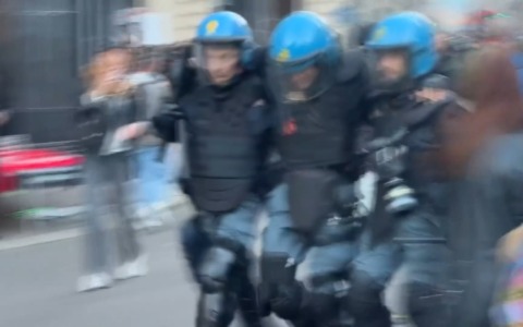Immancabile guerriglia: bombe carta e oggetti contro la polizia. Che usa idranti per disperdere la folla