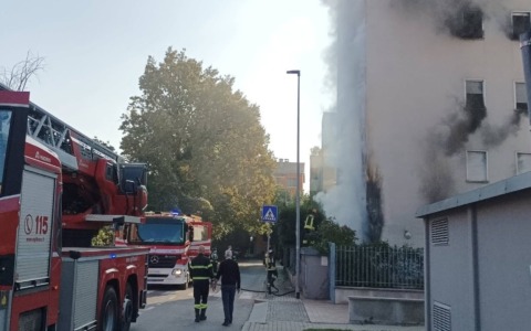 Incendio in una palazzina in via Bragaglia a Borgo Panigale, paura per i residenti