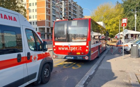 Mamma partorisce a bordo di un autobus: è nato un piccolo con l’aiuto di passeggere e autista
