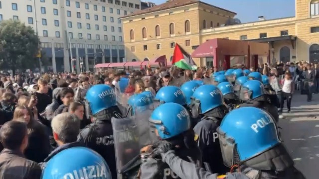 Manifestazione studenti, tensioni davanti alla stazione di Bologna