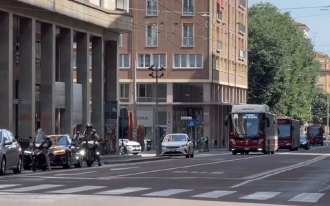 Ragazzini spruzzano spray al peperoncino in faccia a un passeggero su un bus in via Marconi