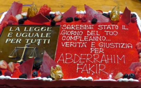 Morte Fakir, fiaccolata e torta al Pilastro per il 43esimo compleanno dell’operaio morto a luglio