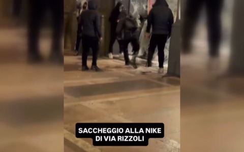 Nel secondo sabato di “protesta”, Bologna capitale della devastazione. 24 agenti feriti e 3 arresti