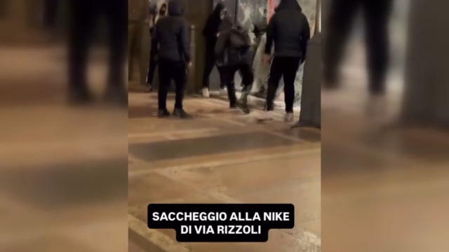 Nel secondo sabato di “protesta”, Bologna capitale della devastazione. 24 agenti feriti e 3 arresti