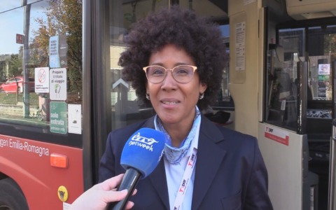 Niurka Roman, l’autista Tper che ha aiutato una partoriente nel bus: “Un evento che ha unito tante etnie”