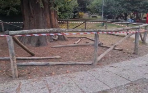Nuovo raid vandalico al Giardino Melloni, danneggiati anche i giochi per i bambini