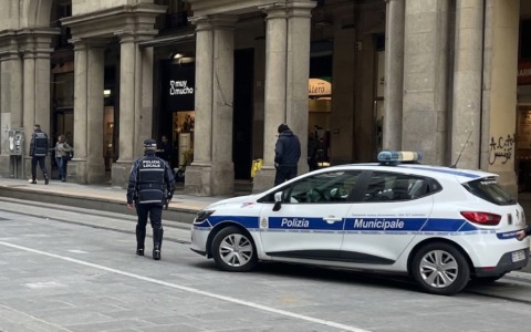 Usano il passeggino del figlio per nascondere la refurtiva, tra cui alcuni coltelli