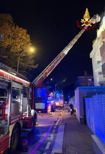 Fiamme in un appartamento al sesto piano, due persone intossicate