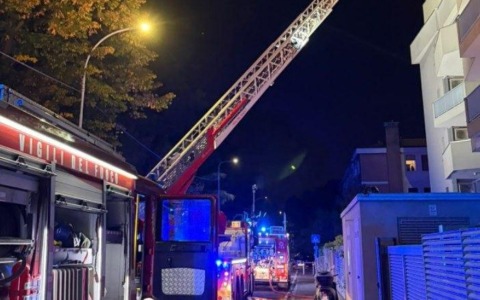 Fiamme in un appartamento al sesto piano, due persone intossicate
