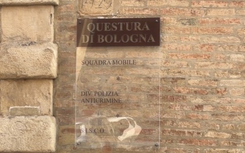 Raggira e deruba una anziana allo sportello bancomat: arrestato. I consigli della Questura per contrastare le truffe