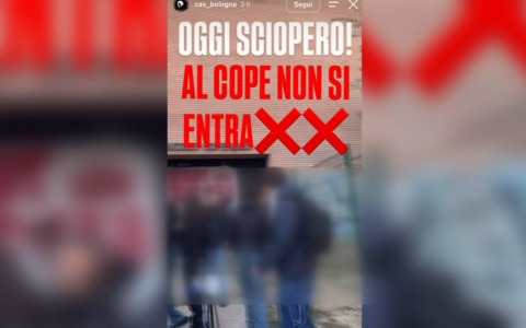 Sciopero: a Bologna la protesta inizia con i blocchi nelle scuole e i cortei degli studenti
