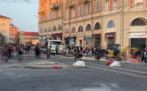 Scontri a Bologna: oltre alla conta dei danni, il Comune ‘studia’ come proteggere i cantieri