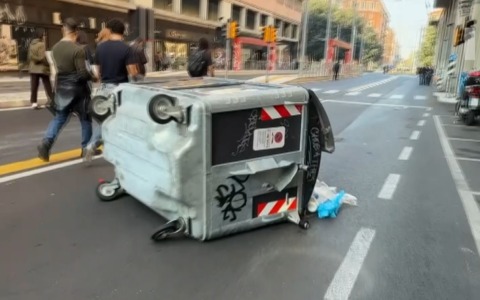 Corteo degli studenti in centro a Bologna: studenti identificati