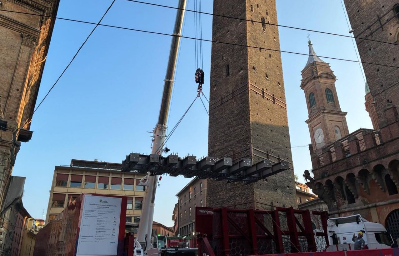Garisenda: posizionate le ‘basi’ in acciaio dei tralicci attorno alla torre