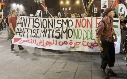 Un corteo per ricordare gli scontri avvenuti un anno fa davanti alla stazione di Bologna