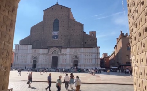 Una nuova rampa per San Petronio: al via la raccolta fondi, si dona anche con il pos