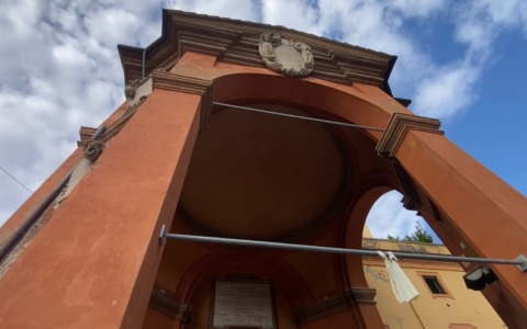 Via Saragozza, nei dehors del portico di San Luca non si possono installare gli ombrelloni