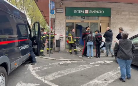 Via Stalingrado, assalto esplosivo al bancomat della banca: ladri in fuga con i contanti