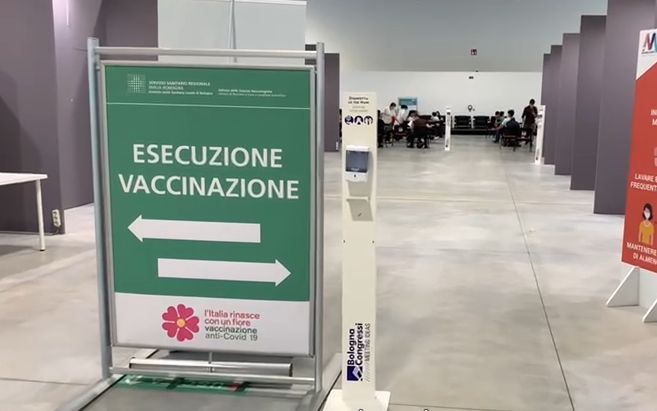 L'Ausl di Bologna sospende due sanitari non vaccinati